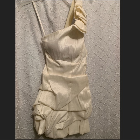 White Caché ruched one shoulder with cut out back - Picture 2 of 5